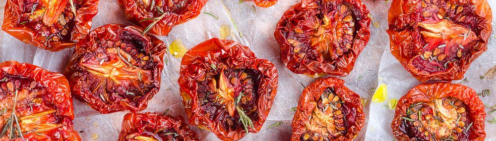 从食品脱水机中取出的番茄干