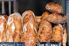 Fresh Italian loaves in the Firenze Centrale Market, Florence 意大利面包市场