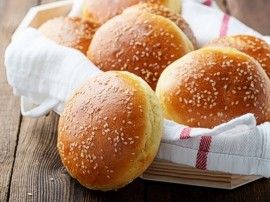 Sesame seeds on hamburger buns 在汉堡面包上撒芝麻