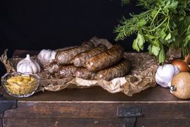 新鲜香肠和香草