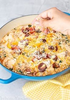 卡姆特用鲑鱼、菠菜和蘑菇烹制