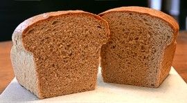 Bread made with 100% organic white wheat flour. Organic white wheat bread loaf