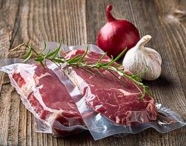 真空密封的牛排和洋葱