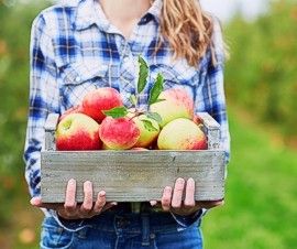 拿着新鲜苹果的女子