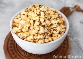 Organic yellow popcorn, popped